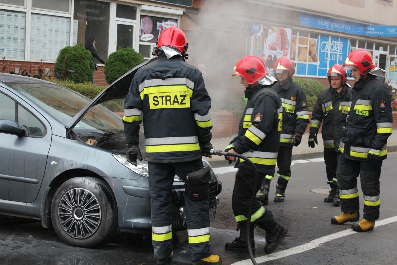 Pożar auta na Tysiąclecia. Pomogli inni kierowcy