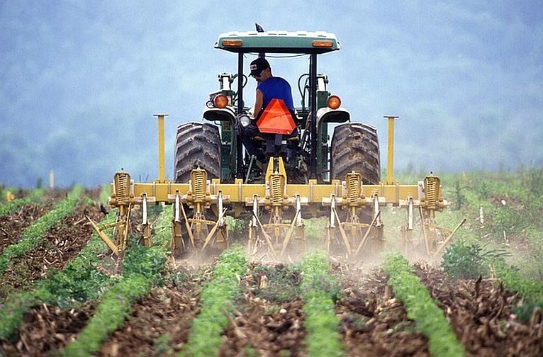 Rolnik ciągnik traktor