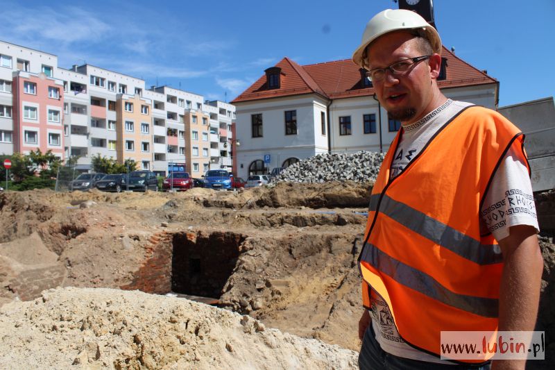 Stare piwnice wstrzymały prace w Rynku