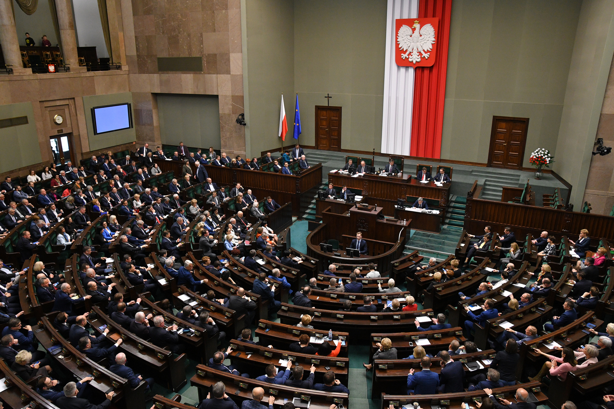 Rząd traci poparcie, pokazuje się nowa siła polityczna