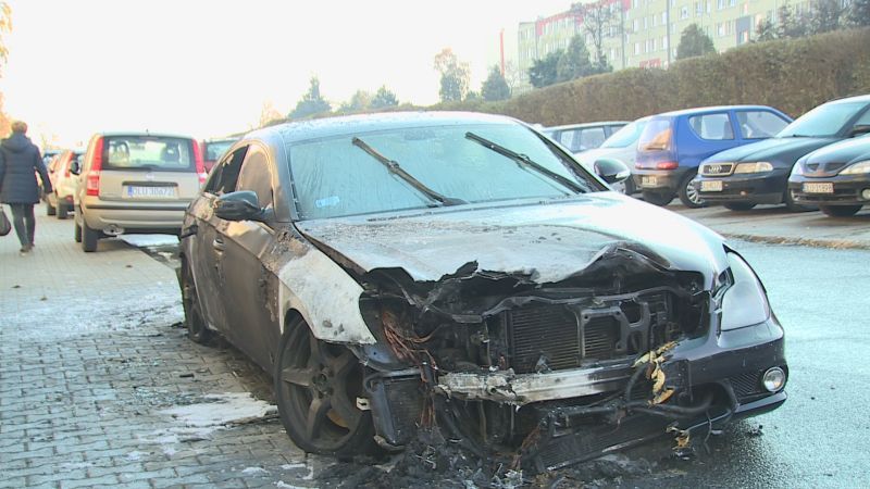 Na lubińskim osiedlu spłonął mercedes