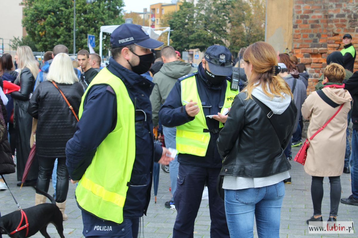Ponad 200 osób ukaranych za udział w marszu bez maseczki