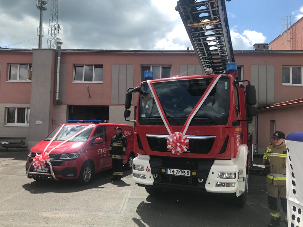 Lubińscy strażacy cieszą się z nowego wozu bojowego