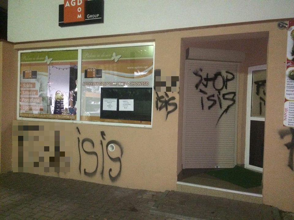 „Stop ISIS” – wandale zniszczyli lokal