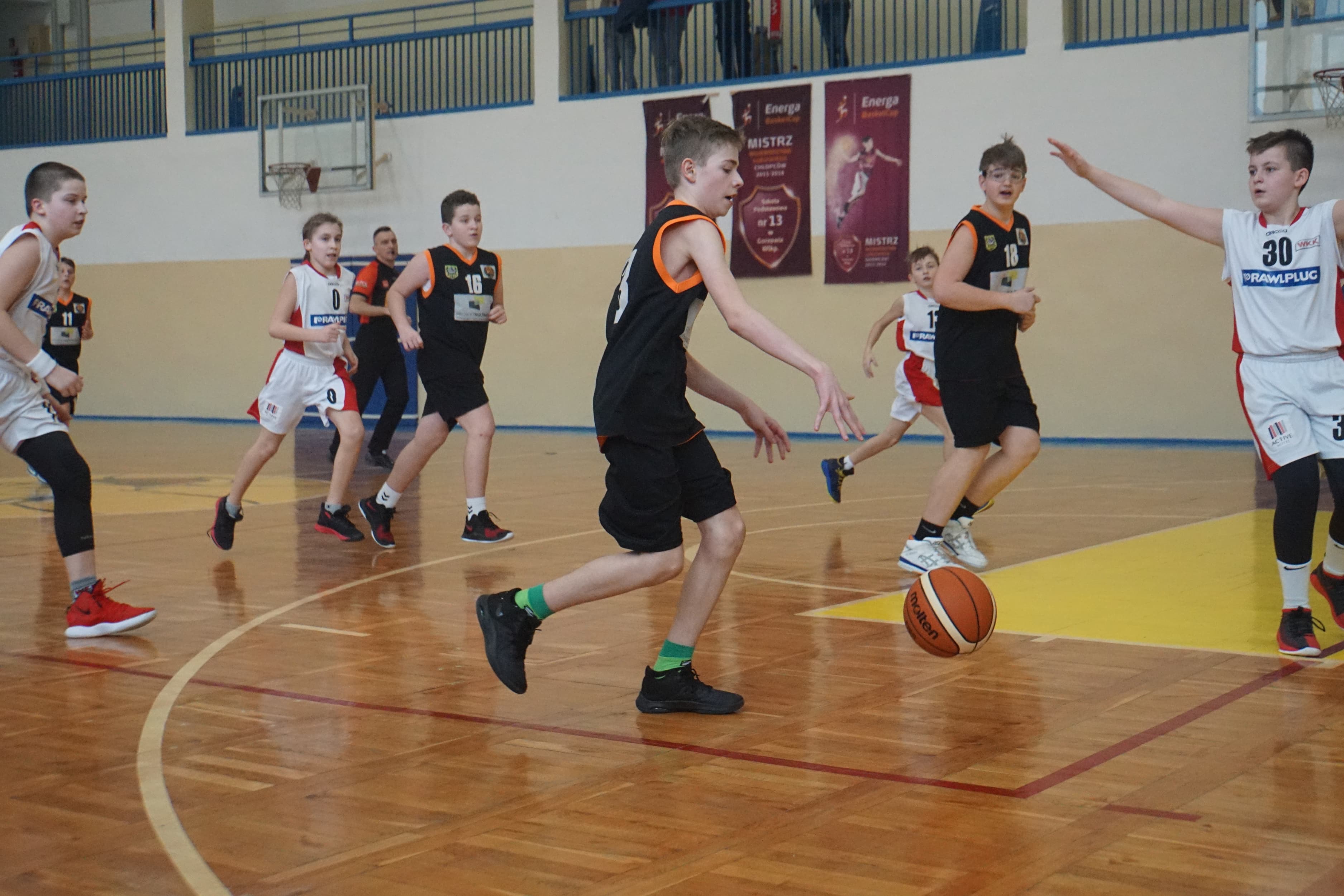 Ambitni młodzi koszykarze we wrocławckim turnieju
