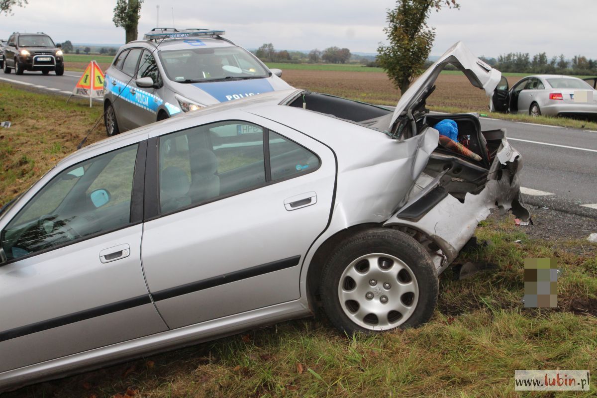 Peugeot w rowie, audi na polu – znów groźnie na krajowej „36” [AKTUALIZACJA]