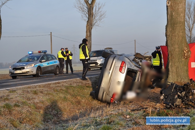 Śmiertelny wypadek. Auto uderzyło w drzewo