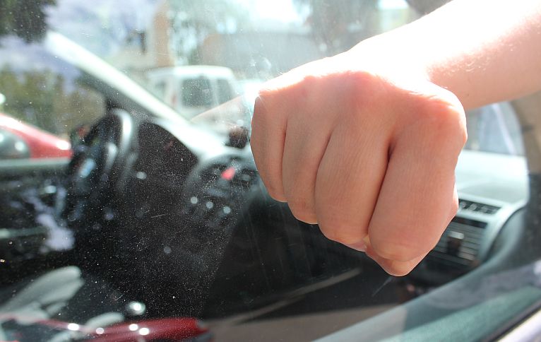 Poszukiwani przez policję wpadli, bo wybili szybę w aucie