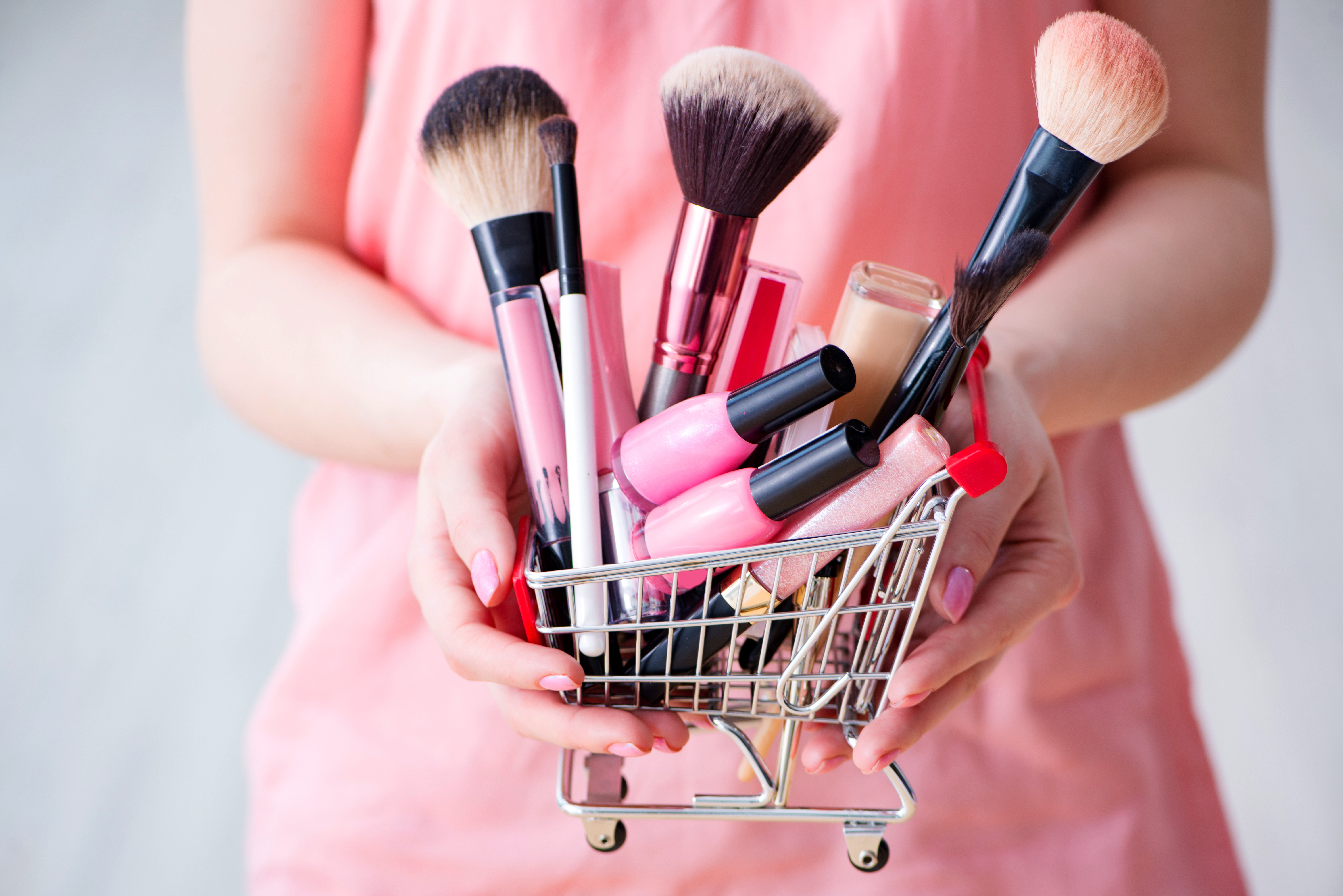 Internetowo czy stacjonarnie – jak wolimy kupować kosmetyki?