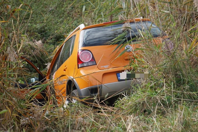 Auto wpadło do rowu