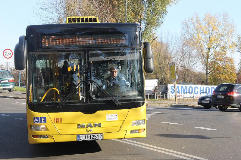 Więcej kursów do cmentarzy – dziś autobusy jeżdżą inaczej