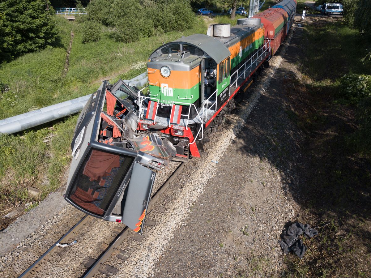 Autobus wjechał pod pociąg