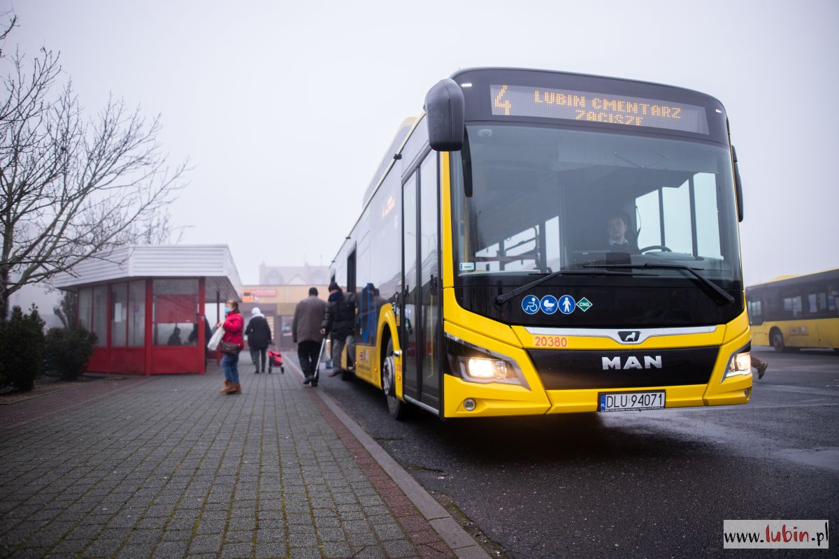 Autobusy nadal będą jeździć jak w ferie