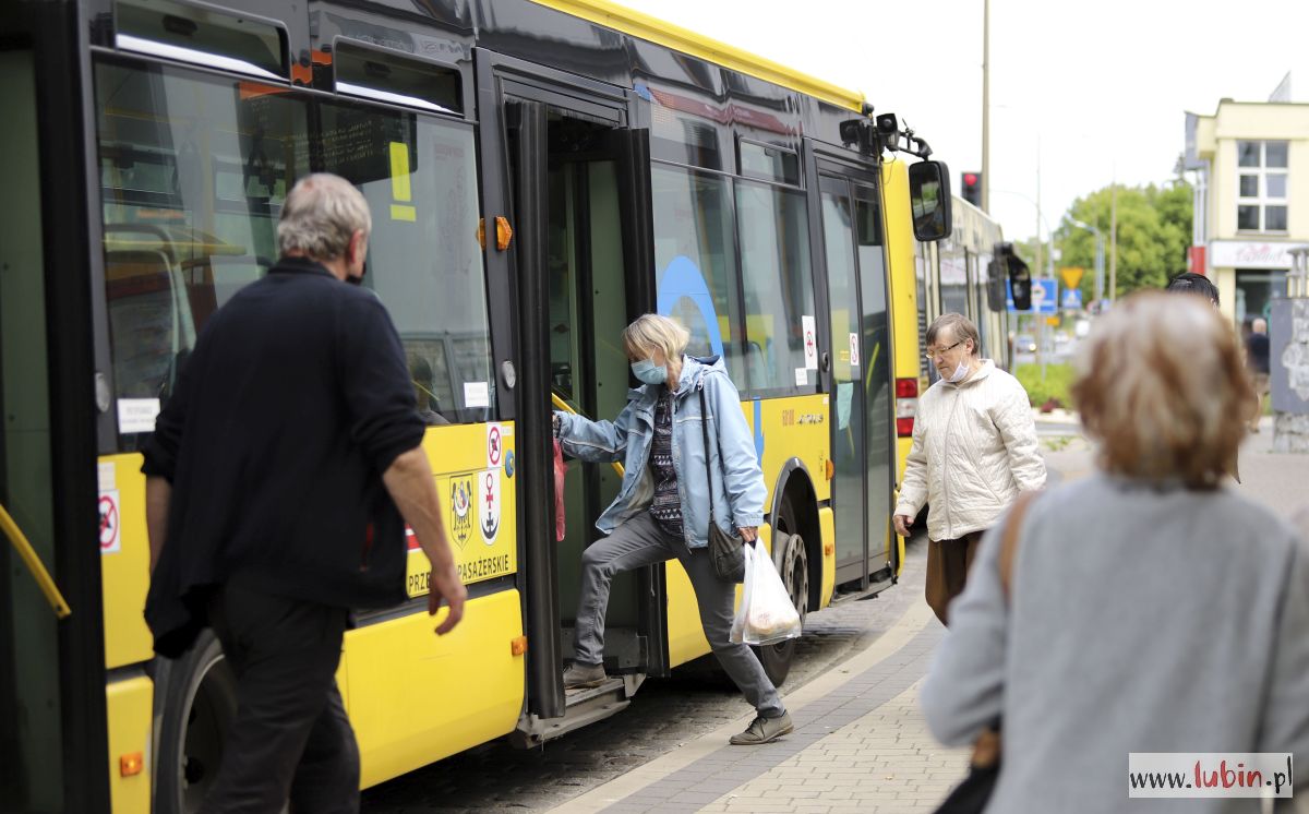 Więcej podróżnych wejdzie do autobusu i pociągu