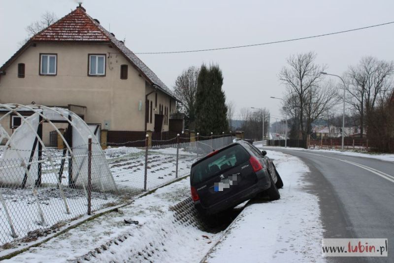 Zaparkował w rowie