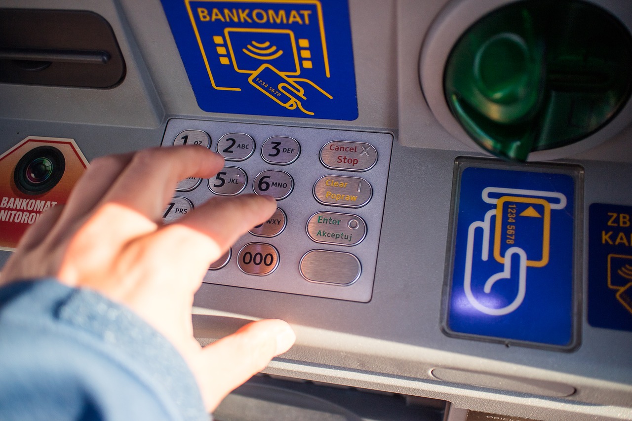 Wypłacasz pieniądze z bankomatu? Uważaj na oszustów