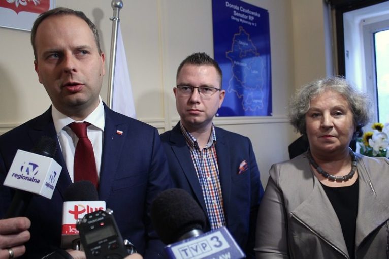 Od lewej: wojewoda dolnośląski Paweł Hreniak, poseł PiS Krzysztof Kubów, senator Dorota Czudowska