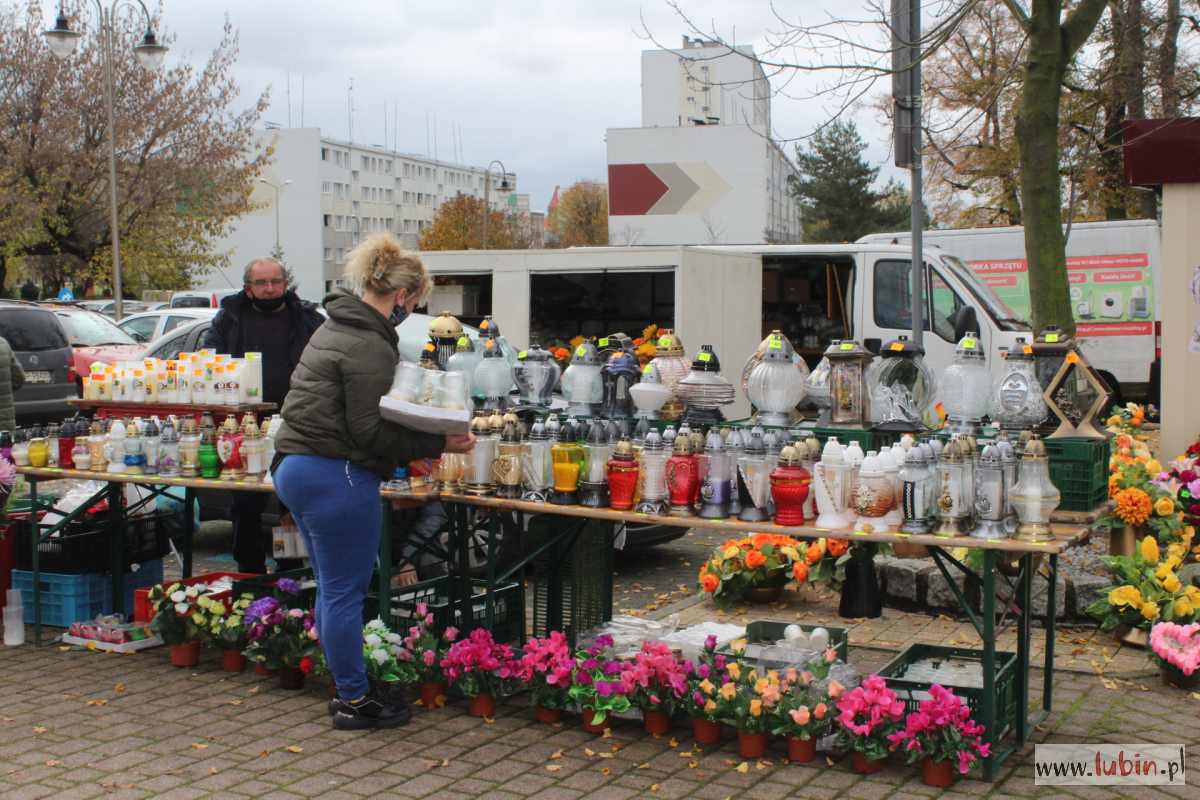 Mieszkańcy znów odwiedzają cmentarze, sprzedawcy liczą straty…