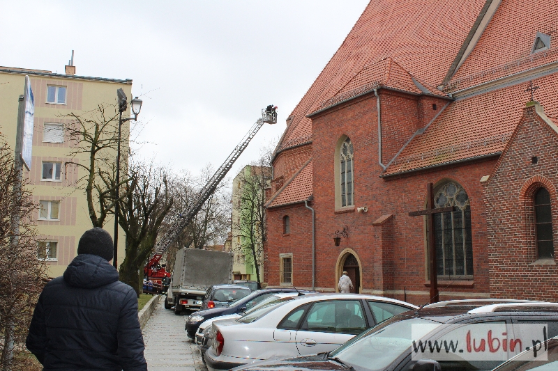 Z dachu kościoła lecą dachówki