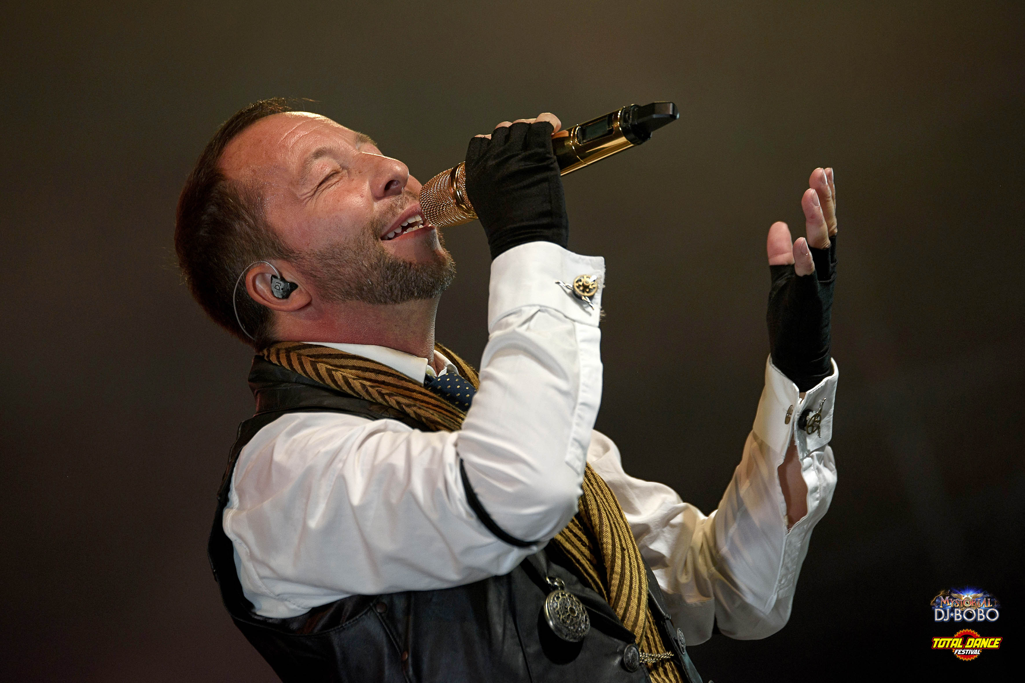 Muzyka lat 90. znowu na lotnisku. Wystąpi m.in. DJ Bobo