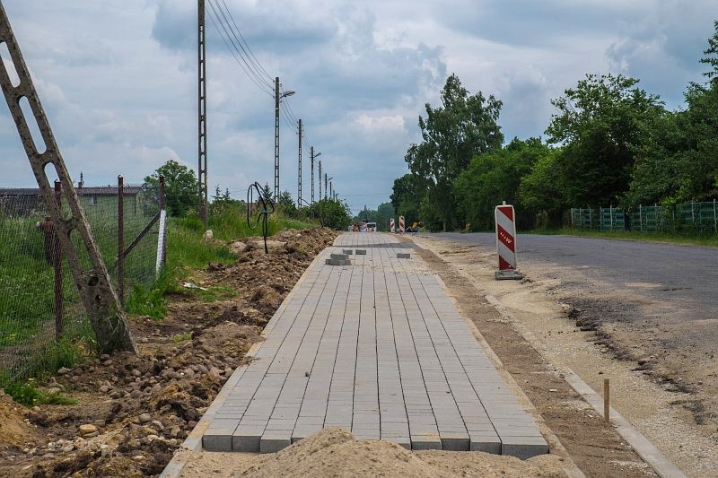 Powstają chodniki, asfalt na razie poczeka