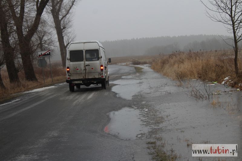 Szklanka na drodze, odpompowują wodę