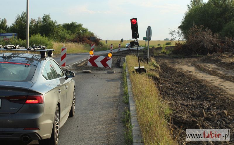 Remontują drogę. Ruch wahadłowy, potem tylko w jednym kierunku