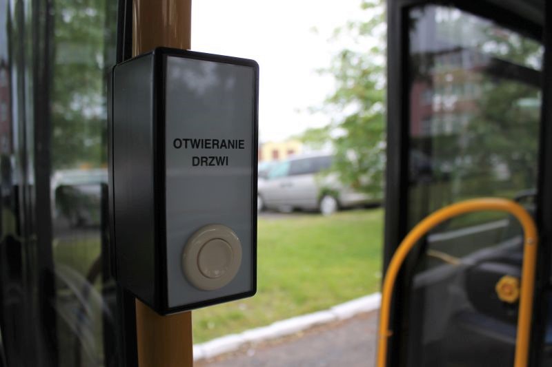 Chcieli wysiąść, więc wybili szybę w autobusie