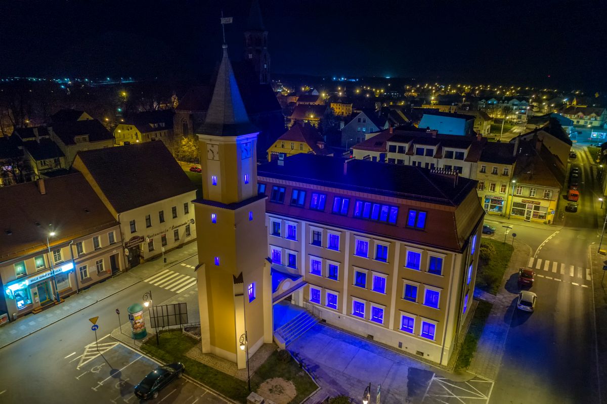 Zaświecili na niebiesko. Zdjęcia z lotu ptaka