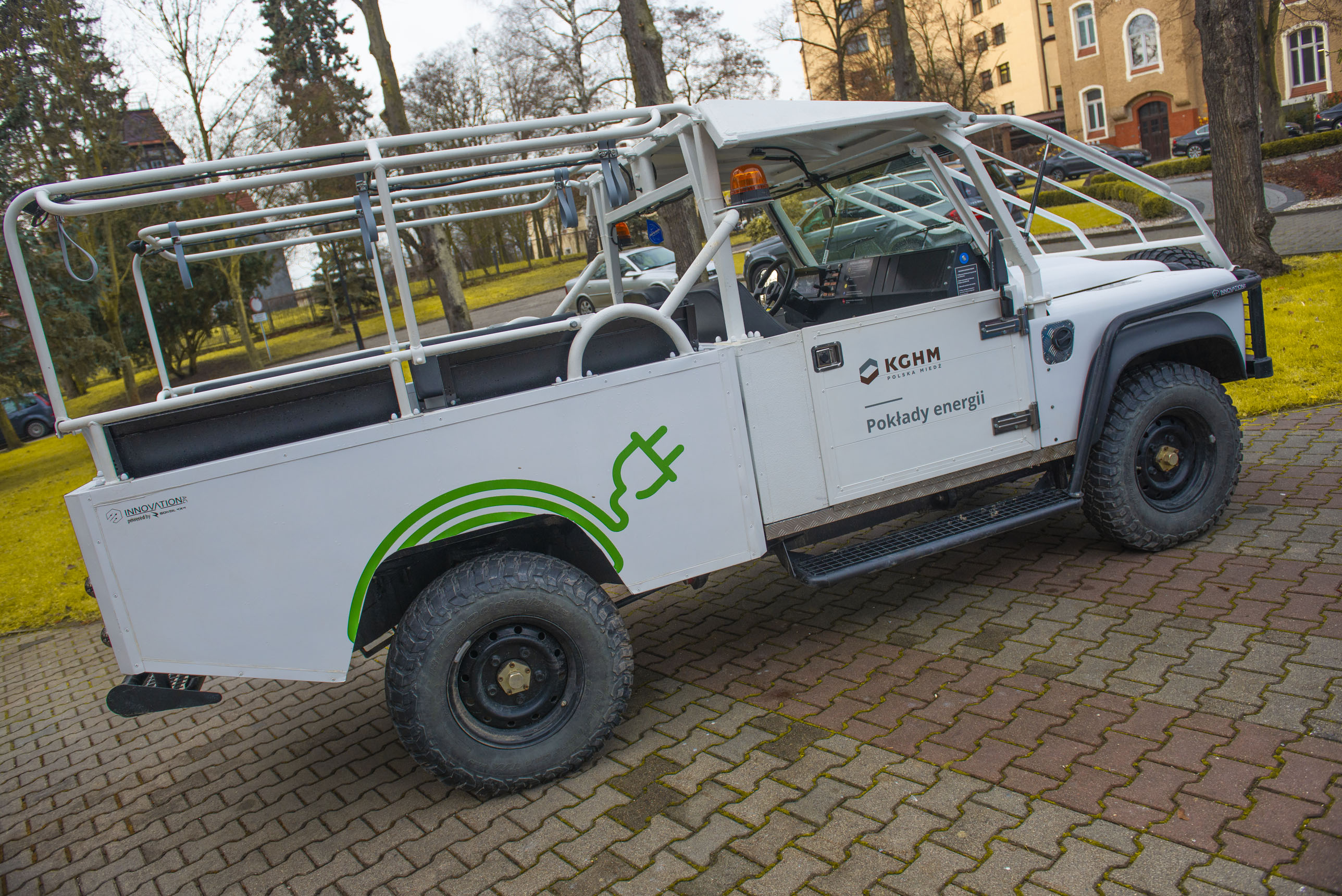 Elektryczny samochód na testach pod ziemią