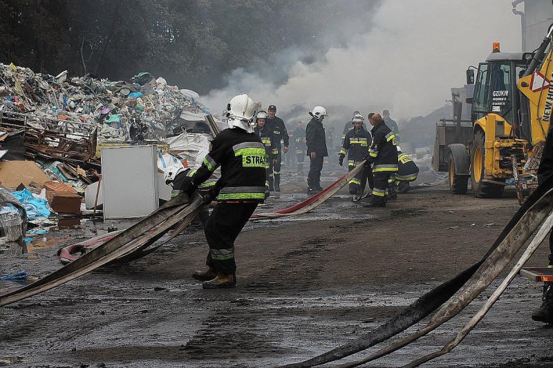 Pożar na składowisku. Trwa dogaszanie