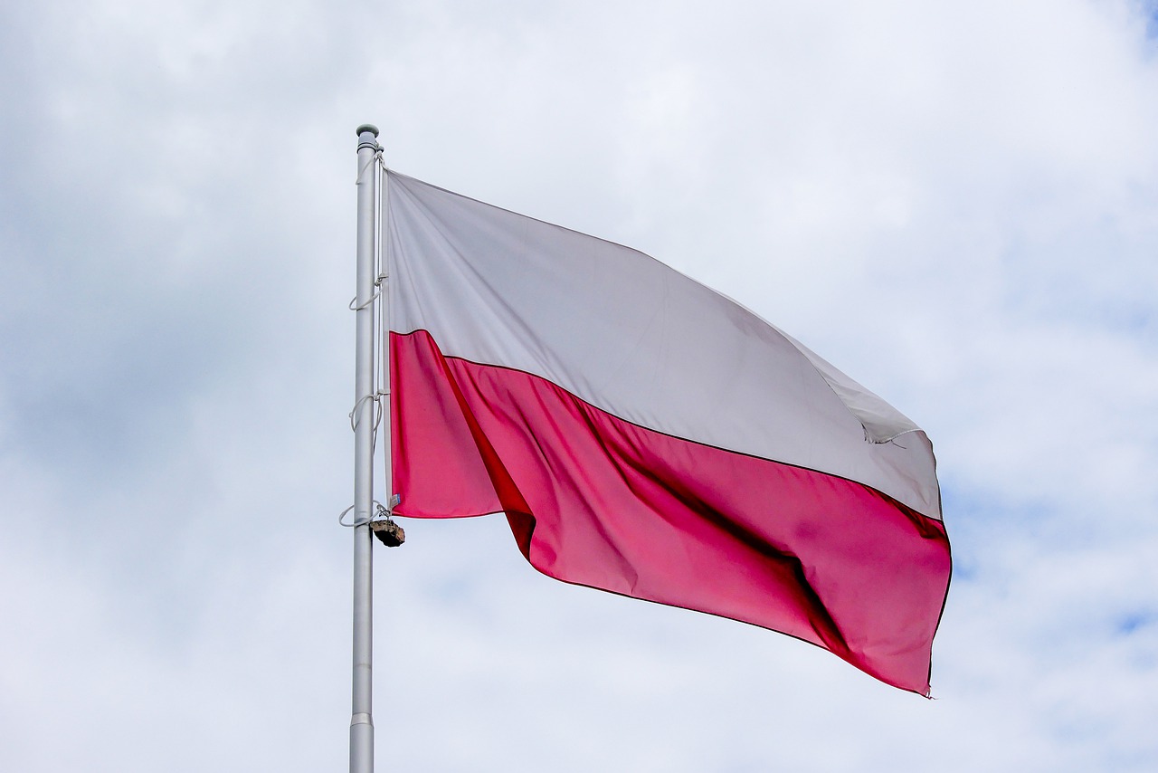 Flaga i maszt w każdej gminie. Rusza rządowy program „Pod biało-czerwoną”