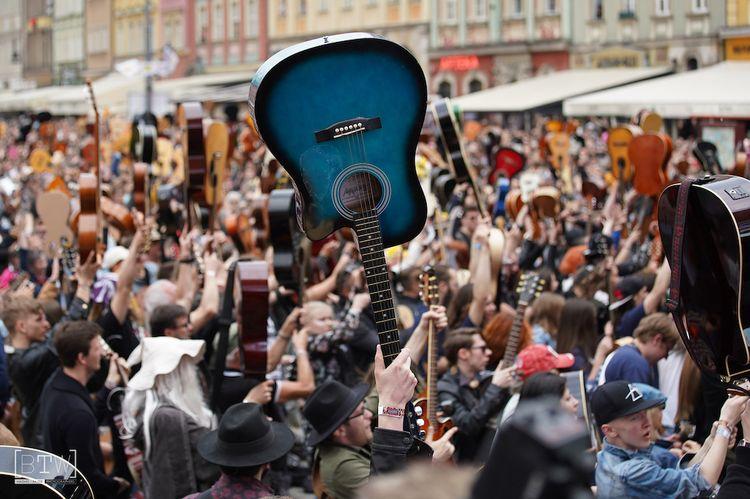 Gitarzyści zagrają dla białego personelu