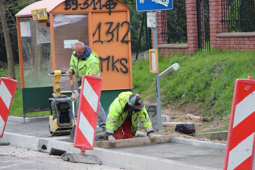 Nowe perony przystankowe i zatoki