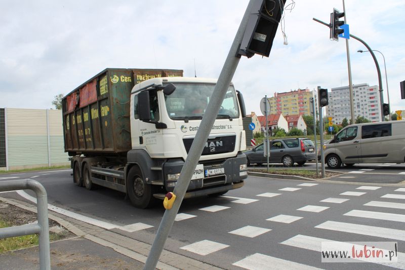 Kompletnie pijany kierowca wjechał w sygnalizację!