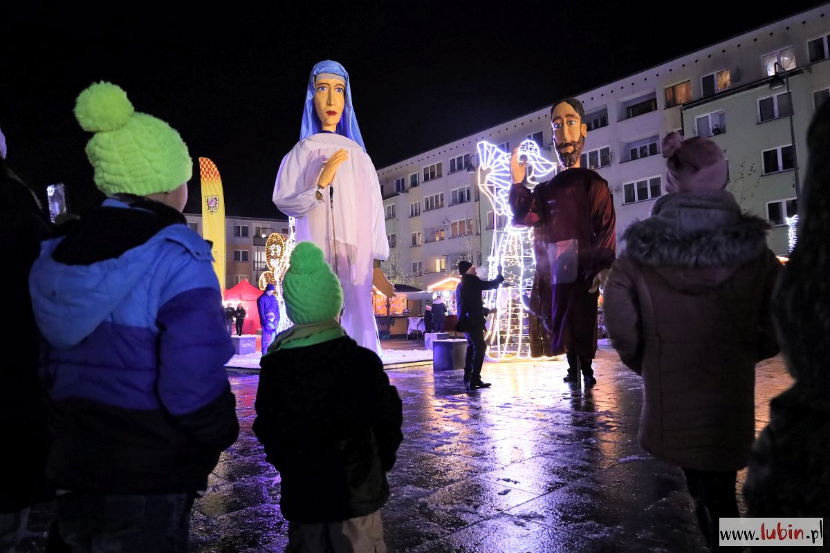 Ogromne lalki i opowieść z Betlejem