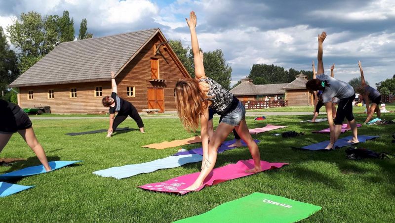 Wakacyjna joga w parku