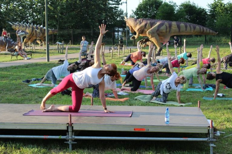 Weekend z jogą w parku Wrocławskim