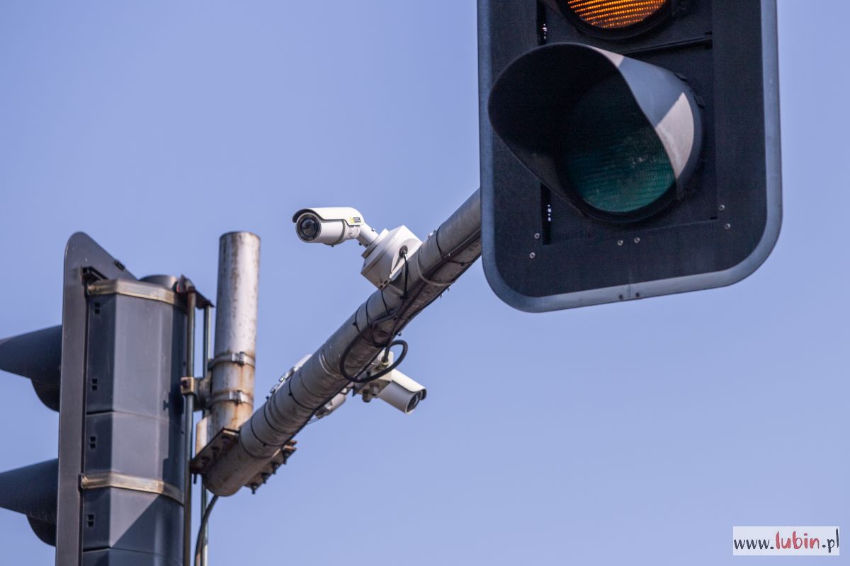Kamery przy sygnalizacji – co dokładnie obserwują?