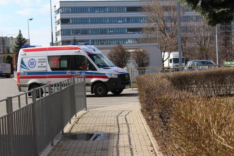 Szpital przy Koszarowej przyjął dwie kolejne osoby z COVID-19