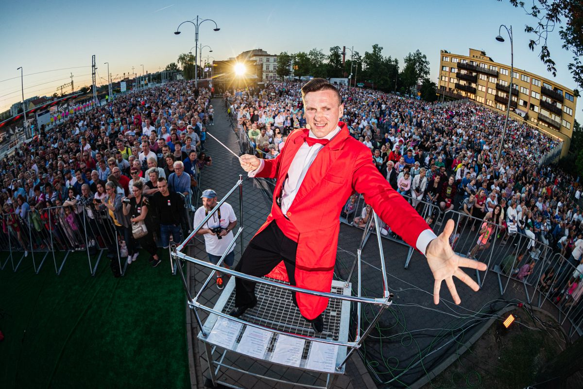 Koncert na stacji w obiektywie aparatu i kamery