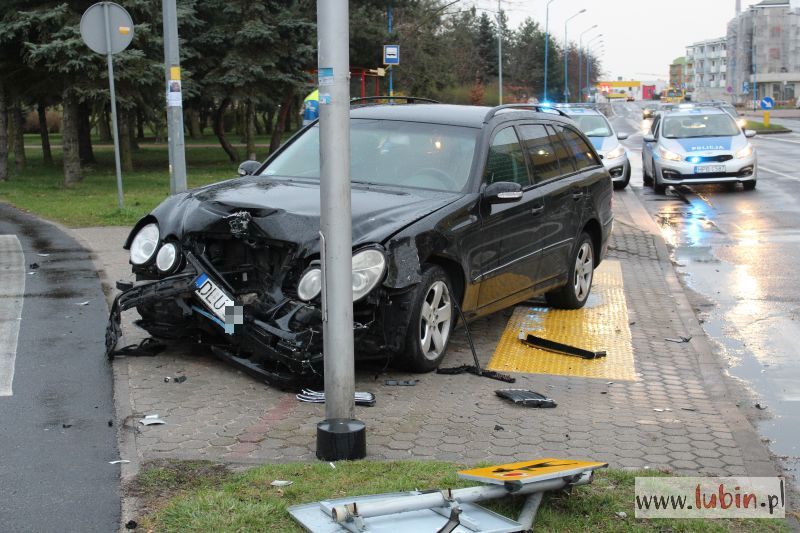 Zderzenie zakończyło się na słupie sygnalizacji