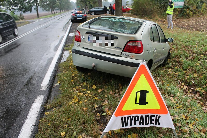 Dwie kolizje jednocześnie, auto w rowie