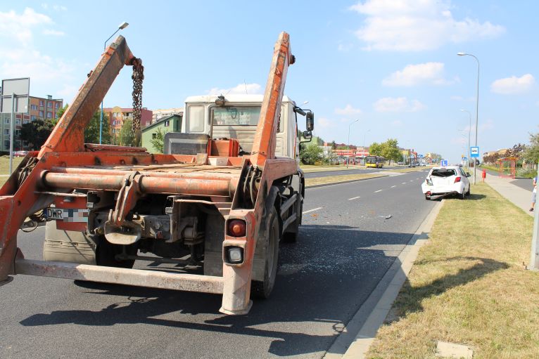 Ciężarówka wjechała w „elkę”