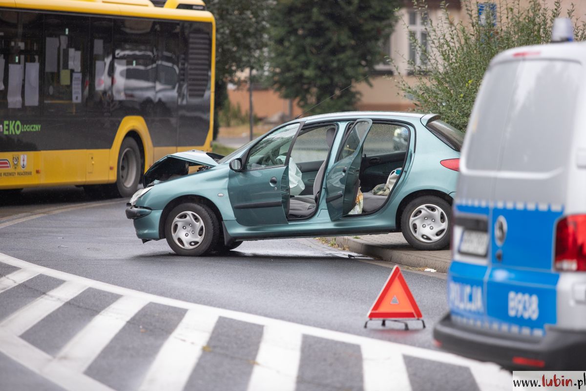 Zderzenie osobówki z autobusem