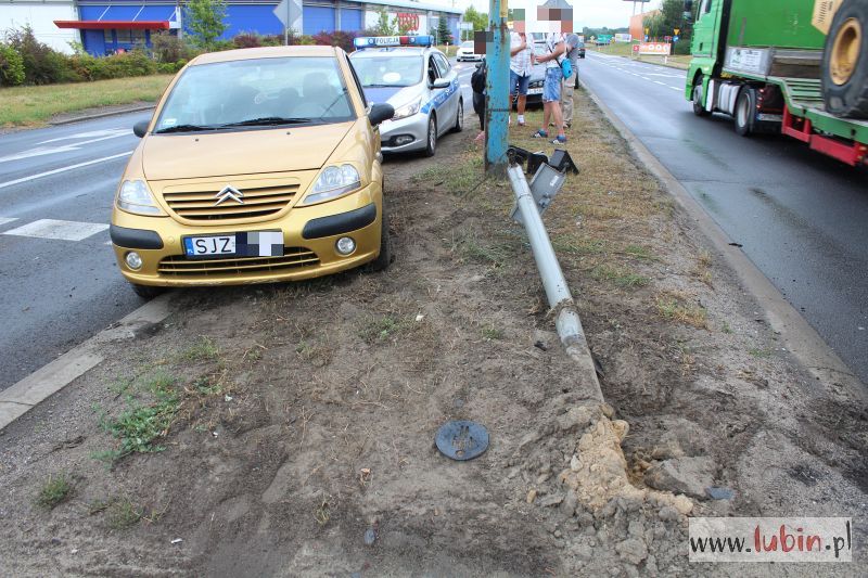 Przejechał na czerwonym, uszkodził dwa auta i sygnalizator