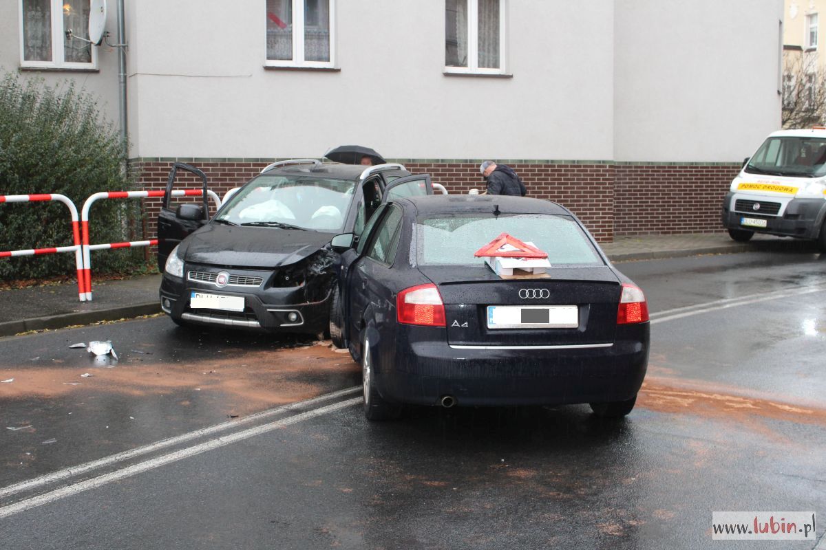 Kolizyjne południe w Lubinie. Dwie osoby trafiły do szpitala