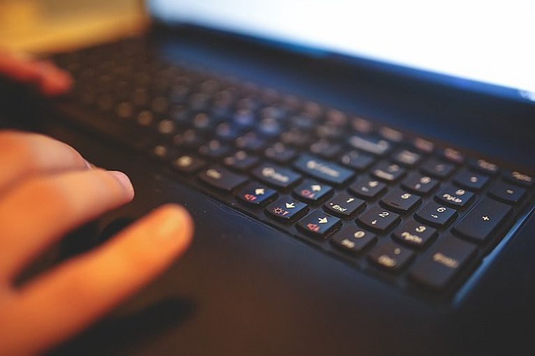 Cyberprzestępcy wyłudzają pieniądze. Polacy potrzebują edukacji