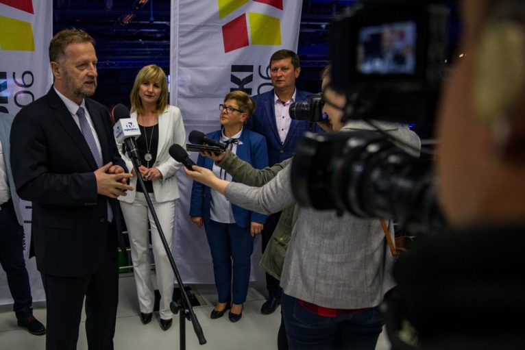 Spotyka się ze starszym chłopcem