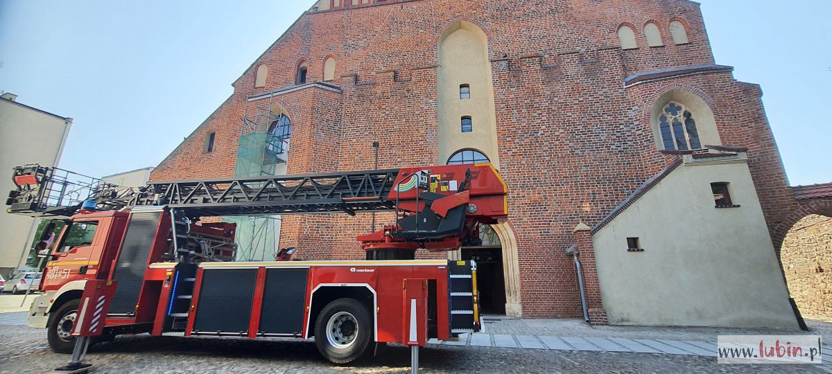 Wóz strażacki pod kościołem